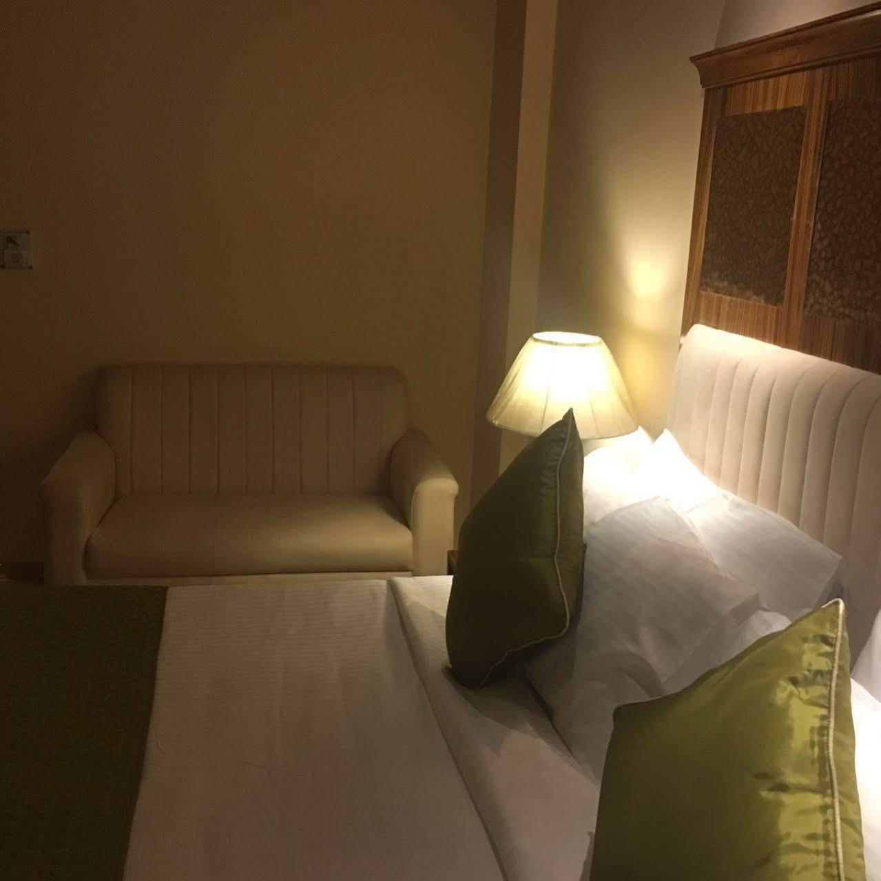 Hotel Clark International Delhi Zewnętrze zdjęcie